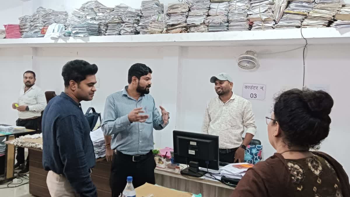 Acting Commissioner’s Surprise Inspection Finds Seven Absent Employees at Dhamtari Municipal Corporation, Show-Cause Notices Issued