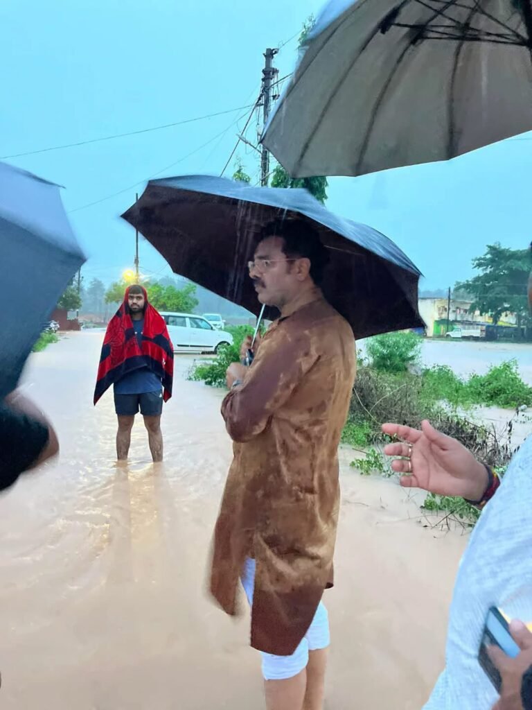 Jagdalpur Mayor Conducts Late-Night Inspection of Waterlogged Areas Amid Continuous Rainfall