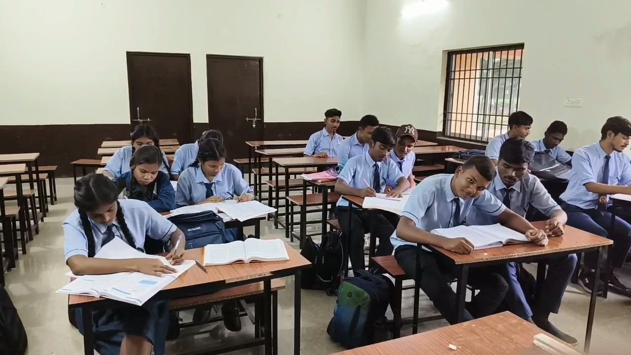 Textbook Shortage Disrupts Studies in Chhattisgarh Schools as New Curriculum Delays Supply